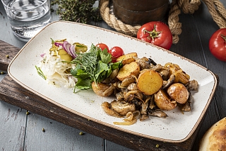 Жареный картофель с грибами и квашеными овощами